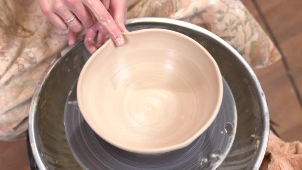 陶芸家の上から見た陶器の形の微調整 — ストック動画