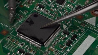 Yüzeye monte edilmiş elektronik çipin lehimleyicisi