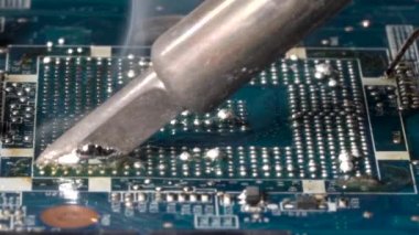 pcb bga yeniden çalışmasından bga topları kaldırılıyor