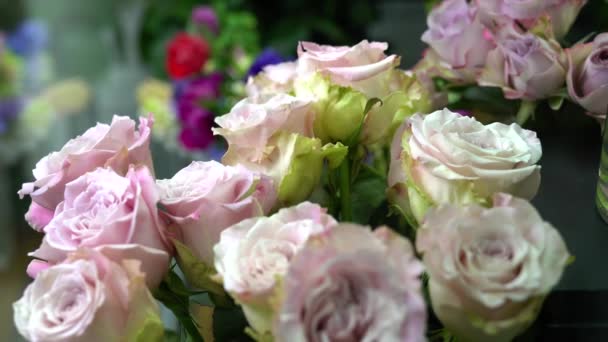 Blumenhändler Wählt Rosa Rosen Aus Der Vase — Stockvideo