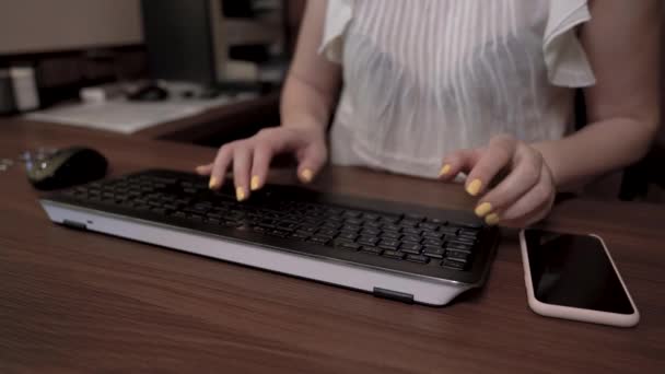 Mani Donna Con Unghie Gialle Digitazione — Video Stock