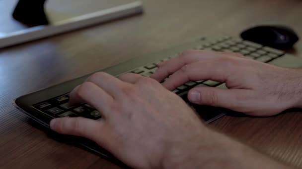 Του Ανθρώπου Χέρια Πληκτρολογώντας Γρήγορα Στο Πληκτρολόγιο — Αρχείο Βίντεο