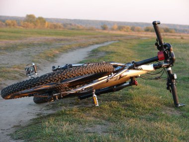 Prairie 'de yolda bisiklet