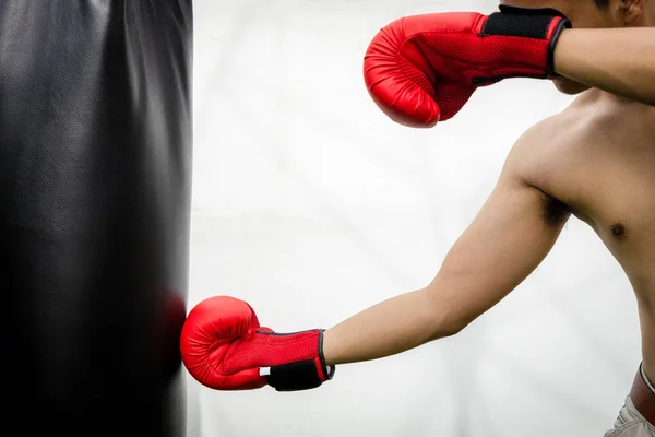 Hombre Golpeado Bolsa Entrenamiento Boxeo Que Tiene Como Objetivo Para —  Fotos de Stock