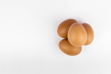 Beyaz arkaplanda çiğ tavuk yumurtası, metin için boşluk.