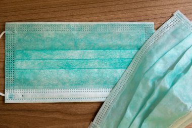 Tıbbi konsept, ahşap arka planda tıbbi koruyucu maske.