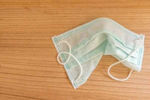 Tıbbi konsept, ahşap arka planda tıbbi koruyucu maske.