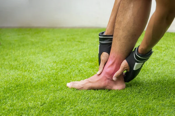 Close Ankle Injury Man Use Hands Hold His Ankle — Stock Photo, Image