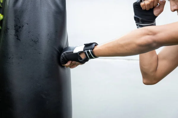 Uomo Colpito Sacco Durante Allenamento Pugilato Obiettivo Lotta — Foto Stock