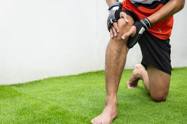 Close Knee Injury Man Use Hands Hold His Knee Whil — Stock Photo, Image