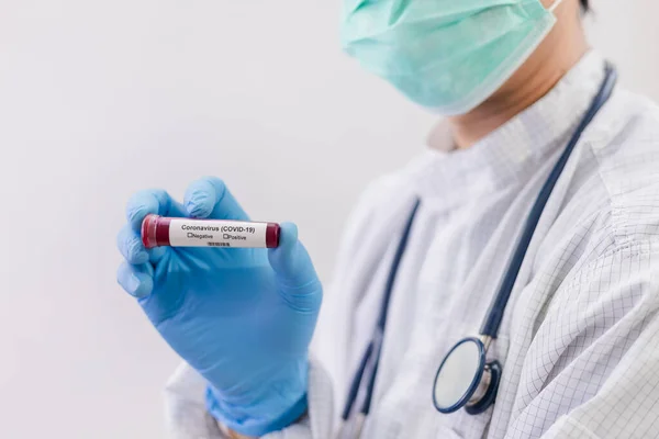 Laboratorietester Patienter Blodprov För Förekomst Coronavirus Covid Läkaren Håller Ett — Stockfoto