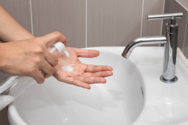 Coronavirus pandemik önleme sık sık sabunla ellerini ve parmaklarını yıka veya el dezenfektanı jeli kullan.