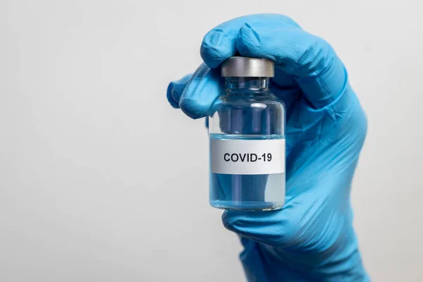 Sjukvårdsterapi Med Hand Blå Medicinska Handskar Med Coronavirus Covid Virus — Stockfoto