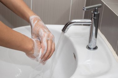 Coronavirus pandemik önleme sık sık sabunla ellerini ve parmaklarını yıka veya el dezenfektanı jeli kullan.
