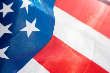 Güzel sallanan yıldız ve çizgili Amerikan bayrağı.