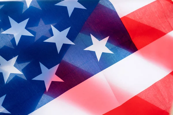 Güzel sallanan yıldız ve çizgili Amerikan bayrağı.