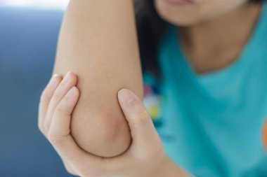 Kronik eklem romatizmasından muzdarip olan kadın. Dirsek ağrısı..