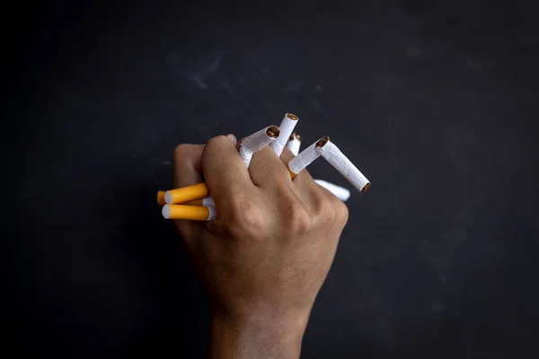 Άνθρωπος Χέρι Κρατώντας Και Καταστρέψουν Τσιγάρα Μαύρο Φόντο Κόψεις Κάπνισμα — Φωτογραφία Αρχείου