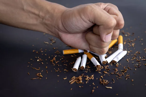Αρσενικό Χέρι Καταστρέφει Τσιγάρα Μαύρο Φόντο Stop Έννοια Του Καπνίσματος — Φωτογραφία Αρχείου