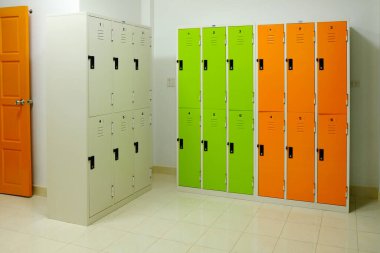 Yurtta beyaz yeşil turuncu dolaplar