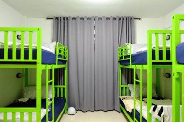 Yeşil yataklı ve mavi şilteli bir pansiyonda.