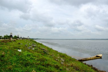 Gölde küçük bir tekne.