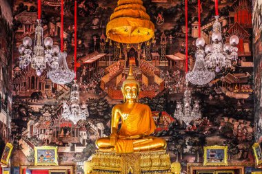 Tayland tapınağındaki Altın Buda