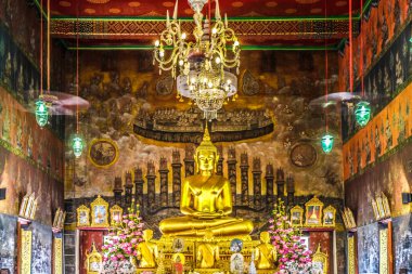 Tayland tapınağındaki Altın Buda
