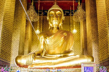 Tayland tapınağındaki Altın Buda