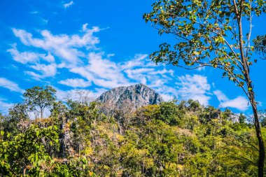 Mavi arkaplanı olan büyük bir dağ