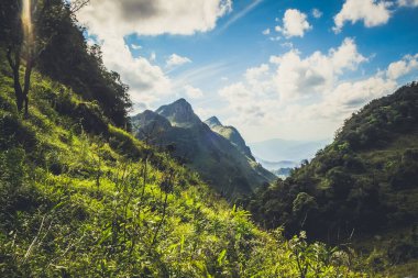Açık mavi gökyüzü olan büyük bir dağ