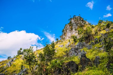 Açık mavi gökyüzü olan büyük bir dağ