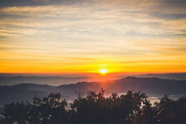 Nascer Sol Céu Retroiluminado Com Nuvem Topo Montanha — Fotografia de Stock