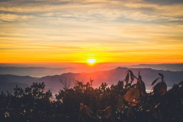 Nascer Sol Céu Retroiluminado Com Nuvem Topo Montanha — Fotografia de Stock