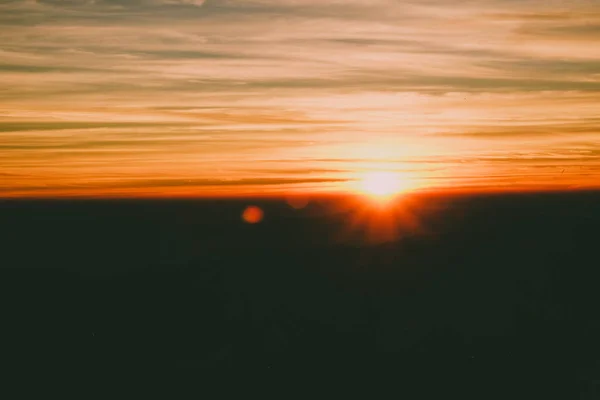 Схід Сонця Підсвічування Неба Хмарою Вершині Гори — стокове фото