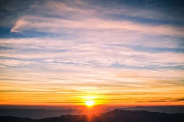 Soluppgång Bakgrundsbelyst Himmel Med Moln Toppen Berget — Stockfoto