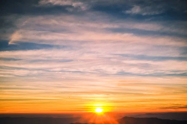 Lever Soleil Ciel Rétroéclairé Avec Nuage Sur Sommet Montagne — Photo