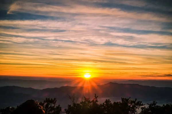 Nascer Sol Céu Retroiluminado Com Nuvem Topo Montanha — Fotografia de Stock