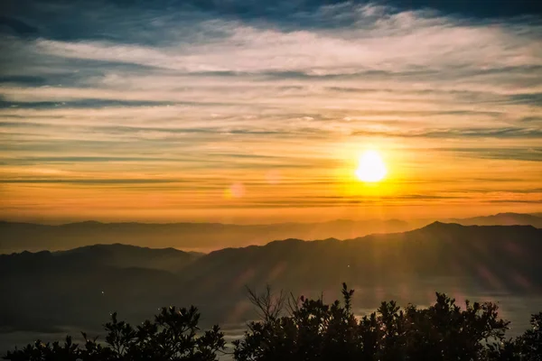 Схід Сонця Підсвічування Неба Хмарою Вершині Гори — стокове фото