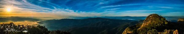 Paisagem Montanha Parte Manhã Com Fundo Azul Céu — Fotografia de Stock