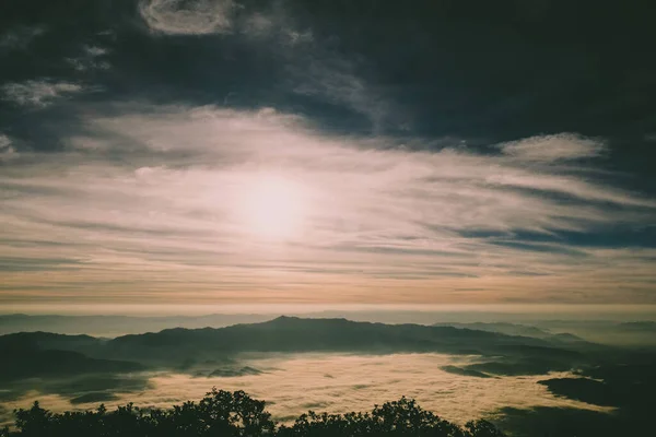 Ранок Чисте Небо Сонце Вершині Гори — стокове фото