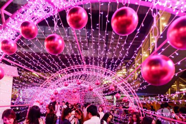 Partide pembe dekorasyon tavanı