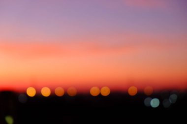 Günbatımı gökyüzü arkaplanı turuncudan maviye bokeh ile gölgeliyor