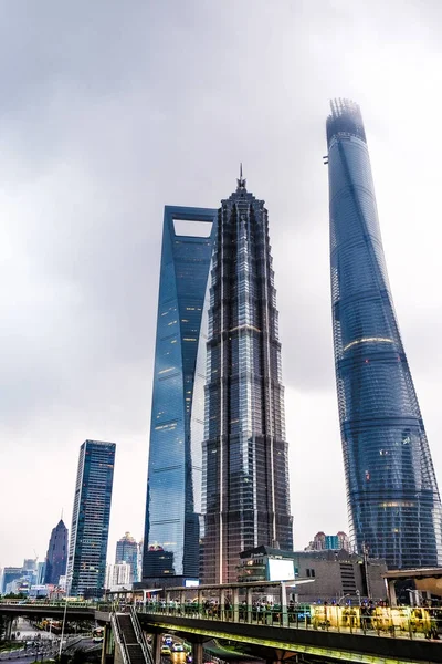 Edificio Rascacielos Con Cielo Nublado —  Fotos de Stock