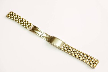 Metal saat kayışlı nesne beyaz arkaplanda izole