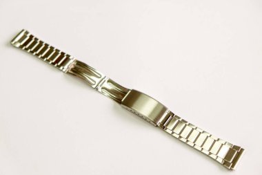 Metal saat kayışlı nesne beyaz arkaplanda izole