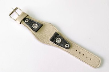 Deri saat kayışlı nesne beyaz arkaplanda izole