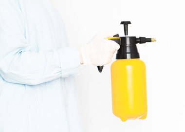 Eline dezenfekte spreyi, virüsten korunma, hijyen teması ve koronavirüse karşı koruma, covid-19.