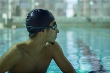 zinde ve genç yüzücü portresi