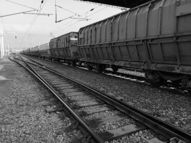 İstasyonda siyah beyaz tren bekliyor.